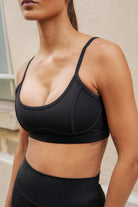 Zwarte sport BH met pads en verstelbare bandjes zwarte sport legging