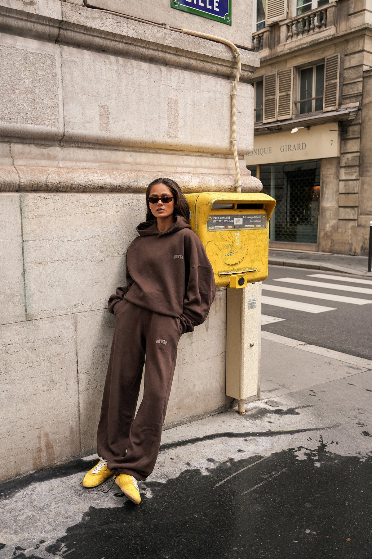 Oversized hoodie met wide leg joggings broek in de kleur bruin van naetur